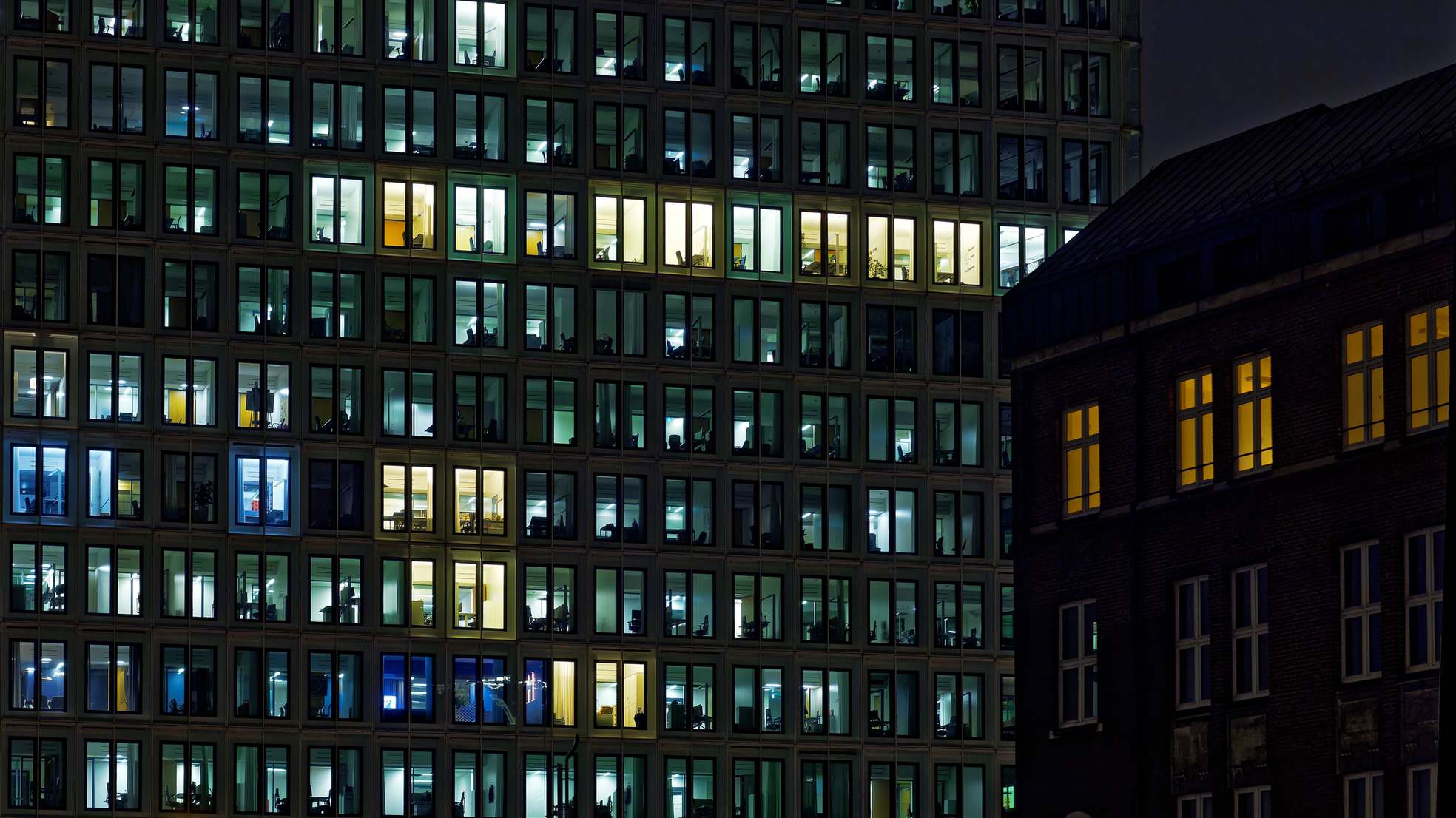 Abendliche Stadtansicht mit beleuchteten Bürofenstern, illuminated office building windows at night