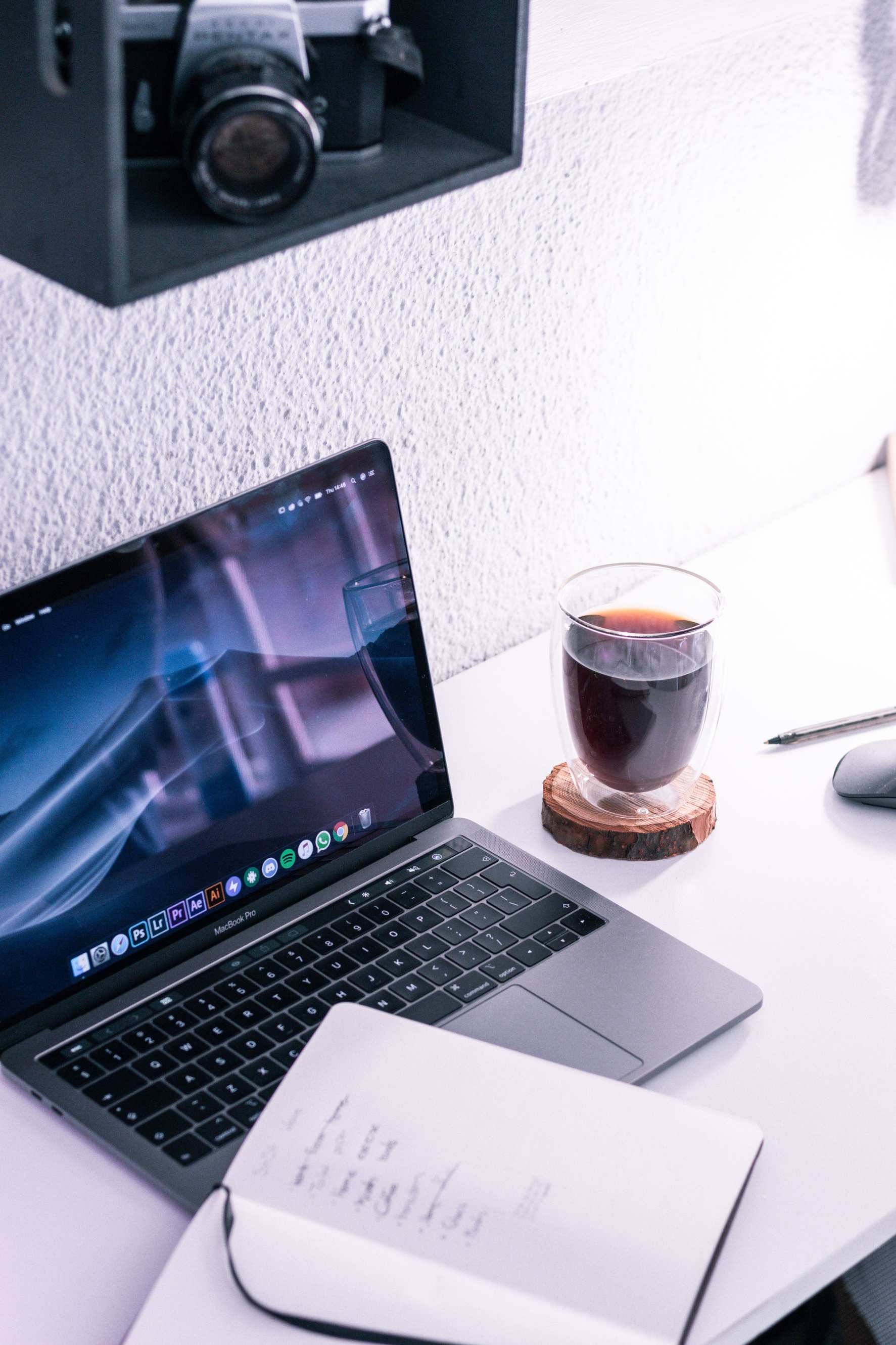 Arbeitsplatz mit Laptop und Notizblock für Dokumentation, laptop, notebook und desk